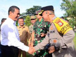 Mentan Andi Amran Senyum-senyum Kunker di Bone, Salaman dengan Kapolres AKBP Arief Doddy