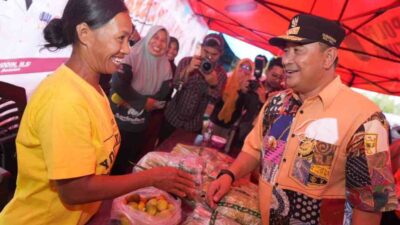 Warga Malili Serbu Pasar Murah, Pulang Senyum-senyum