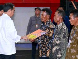 Petani Gagal Panen Terdampak Banjir, Kepala BNPB Dampingi Presiden Jokowi Serahkan Bantuan Stimulan