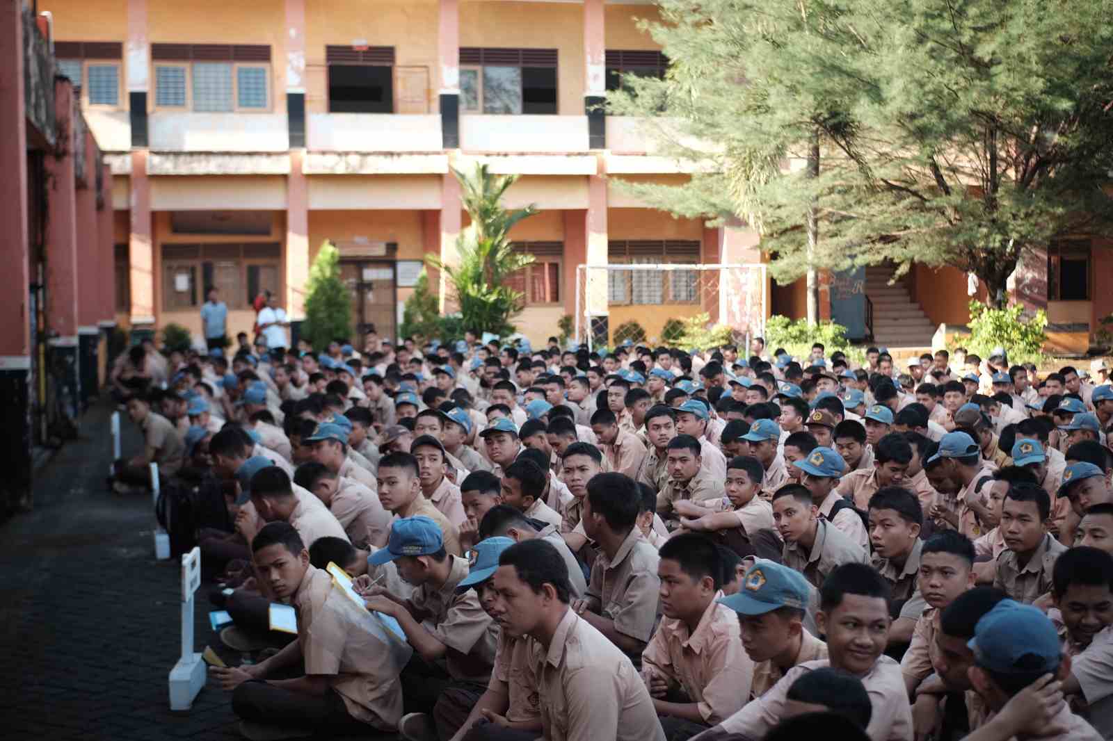 Siswa SMKN 10 Makassar Berkumpul di Lapangan, Ada Apa? - NalarMedia.id