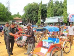 Korem 141 Bagikan Paket Sembako Baznas Bone untuk Tukang Becak