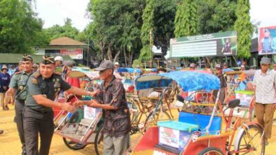 Korem 141 Bagikan Paket Sembako Baznas Bone untuk Tukang Becak