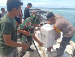 Lewat Jalur Laut, Kapolsek Pulau Sembilan Peras Keringat Kawal Logistik Pemilu dari PPS ke TPS