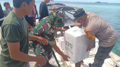 Lewat Jalur Laut, Kapolsek Pulau Sembilan Peras Keringat Kawal Logistik Pemilu dari PPS ke TPS