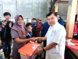 Jusuf Kalla Ringankan Beban Korban Banjir Demak