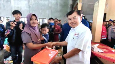 Jusuf Kalla Ringankan Beban Korban Banjir Demak