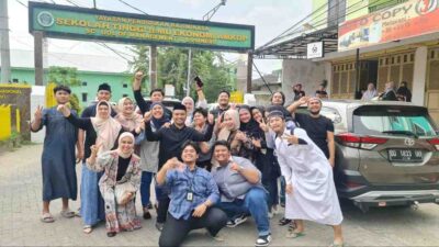 Generasi Ketiga Bata Ilyas Bagi-bagi Paket Cinta di depan kampus STIE Amkop