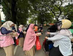 Ramadan, Srikandi PLN Bagi-bagi Paket Cinta