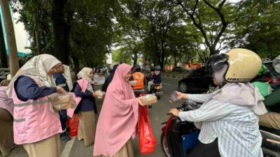 Ramadan, Srikandi PLN Bagi-bagi Paket Cinta