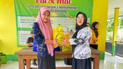 Kejar Berkah Ramadan, SMPN 2 Marioriwawo Berbagi Paket Cinta