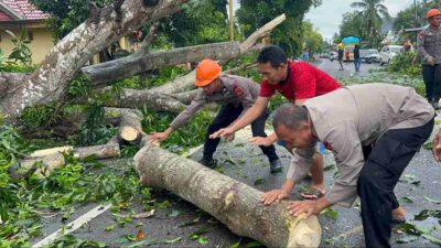 Poros Bone Wajo Nyaris Lumpuh, Brimob Bone Turun Evakuasi