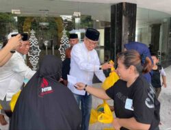 Bersama Pengurus Masjid Terapung Bj Habibie, Taufan Pawe Bagi-bagi Paket Cinta ke Kaum Duafa