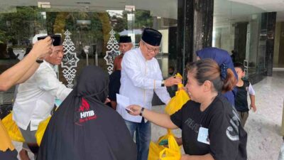 Bersama Pengurus Masjid Terapung Bj Habibie, Taufan Pawe Bagi-bagi Paket Cinta ke Kaum Duafa