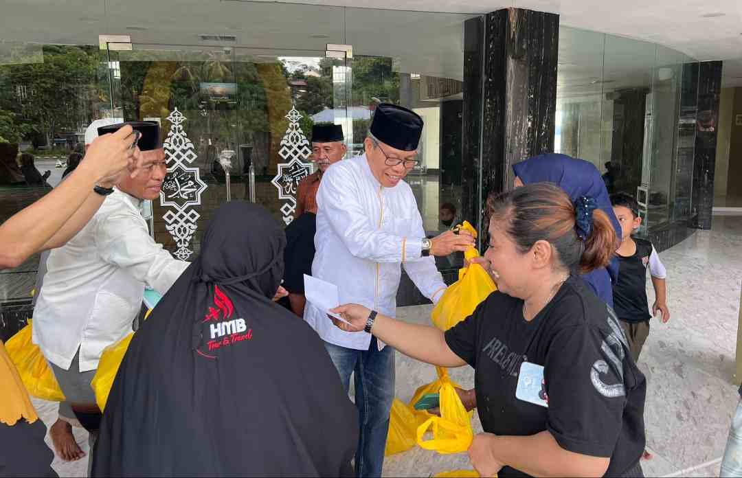 Bersama Pengurus Masjid Terapung Bj Habibie, Taufan Pawe Bagi-bagi ...