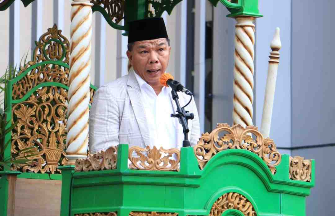 Bupati Bulukumba Andi Muchtar Ali Yusuf mengikuti Salat Idulfitri yang dipusatkan di halaman Kantor Bupati hingga Lapangan Pemuda, Rabu (10 April 2024). (ist)