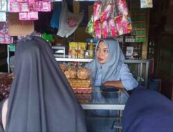 Libur Lebaran, Pembeli Serbu Penjual Kue Simpul Dan Kue Bawang