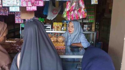 Libur Lebaran, Pembeli Serbu Penjual Kue Simpul Dan Kue Bawang