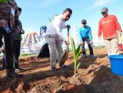 Pj Gubernur Sulsel Tanam Genjah di Taman Religi CPI