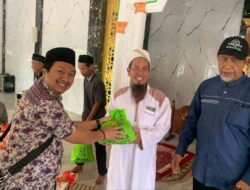 Sasar Empat Kecamatan, Baznas Bone Salurkan Paket Konsumtif untuk 84 Marbot Masjid