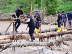 Pj Gubernur Sulsel Bahtiar Bertaruh Nyawa Temui Warga Korban Bencana di Latimojong