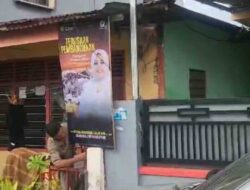 Semangat Warga Pasang Baliho Erna Rasyid di Rumah