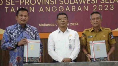 Ketua DPRD Bone Kenakan Batik Biru, Bersama Pj Bupati Terima WTP