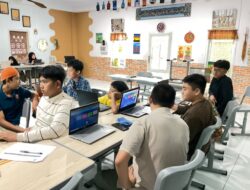 Siswa SMP Islam Athirah Bukit Baruga Belajar Coding Bersama Kominfo