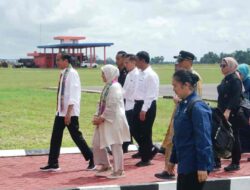 Gandeng Istri, Presiden Jokowi Tiba di Bone Kampung JK