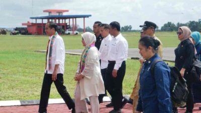 Gandeng Istri, Presiden Jokowi Tiba di Bone Kampung JK