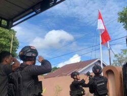 Bulan Kemerdekaan RI, Brimob Bone Bagi-bagi Bendera Gratis