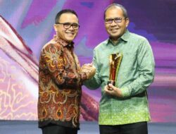 Pakai Batik Hijau, Danny Pomanto Terima Penghargaan Pemimpin Daerah Award 2024