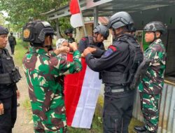 Sinergitas Nyata, Patroli Mesra Brimob Yon C Pelopor dan Kodim 1407 Bone Bagi-bagi Bendera ke Warga