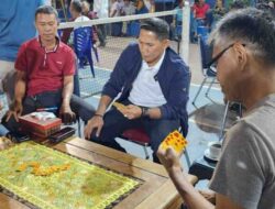 Gaya Memasyarakat Ala Kapolres Bone AKBP Erwin Syah Lomba Domino di Lapangan Tenis