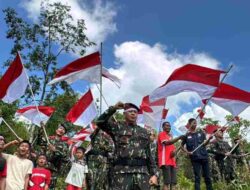 Brimob dan Kodim 1407/ Bone Kompak Kibarkan Bendera Merah Putih di Puncak Gunung Lampoko