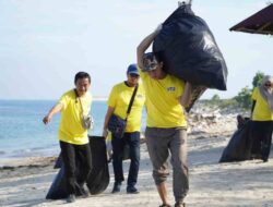 CSR Indosat Peduli Lingkungan, Dukung Aksi Bersih Pantai di Pulau Lae-lae