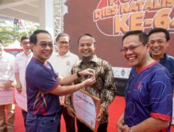 Rektor Unhas Panggil Andi Sudirman “Pak Gub” Saat Menerima Penghargaan Alumni Award