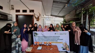 Dosen UMI Latih Emak-emak Majelis Taklim Sulap Sampah Organik Jadi Ekoenzim