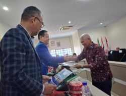 Rektor Unismuh Serahkan SK Pensiun dan Dana Purnabakti untuk 18 Karyawan