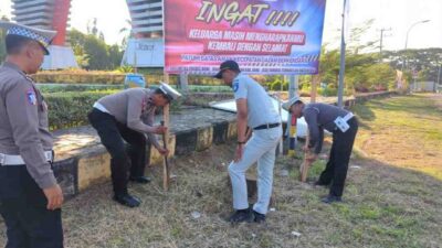 Tekan Pelanggaran dan Kecelakaan, Satlantas Polres Bone Gencar Pasang Spanduk di Jalan