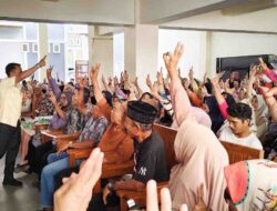 Warga Kelurahan Biru Kepung Rumah Calon Bupati Bone Andi Asman Sulaiman, Ada Apa?