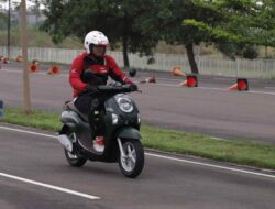 Tips Berkendara Sepeda Motor saat Hujan, Simak Selengkapnya