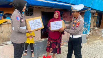 Jumat Berkah, Polantas Bone Bagi-bagi Paket Cinta untuk Masyarakat