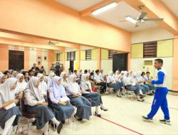 Asmo Sulsel Edukasi di SMKN 8 Makassar, Cara Berkendara Aman dan Selamat