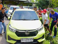Aksi Bupati Andi Asman Sigap Bantu Mobil Terperosok ke Parit