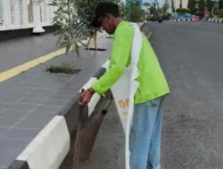 Unik, Petugas Kebersihan di Bone Pakai Tas Raksasa dari Karung, Kabid DLH: Arahan Bupati