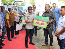Bupati Andi Asman Bantu Alsintan 202 Kelompok Tani, Kapolres dan Dandim Bone Jadi Saksi