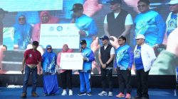 Rosdiana, Petugas Kebersihan Unismuh Makassar, Raih Hadiah Umrah di Jalan Sehat Milad ke-62