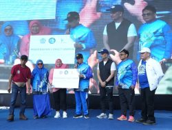 Rosdiana, Petugas Kebersihan Unismuh Makassar, Raih Hadiah Umrah di Jalan Sehat Milad ke-62