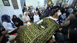 Aliyah Mustika Ilham Melayat ke Rumah Duka, Sampaikan Belasungkawa atas Wafatnya Ibunda Amir Uskara