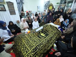 Aliyah Mustika Ilham Melayat ke Rumah Duka, Sampaikan Belasungkawa atas Wafatnya Ibunda Amir Uskara